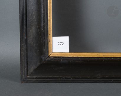 null Cadre à profil renversé en poirier noirci mouluré à vue dorée. XIXe siècle.
80,5 x 99,5 cm...