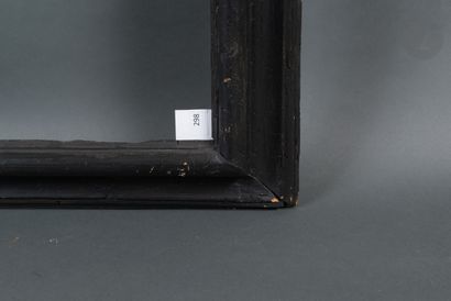 null Cadre à profil renversé en bois mouluré et noirci. Italie, XVIIe siècle (piqûres).
69 x 95,4 cm...