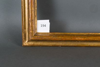 null Cadre à profil renversé en bois mouluré et doré. Italie XVIIe siècle (petits...