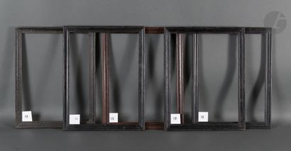 null Cinq baguettes en bois mouluré et noirci.
Début du XIXe siècle.
24,5 x 32,5 cm...