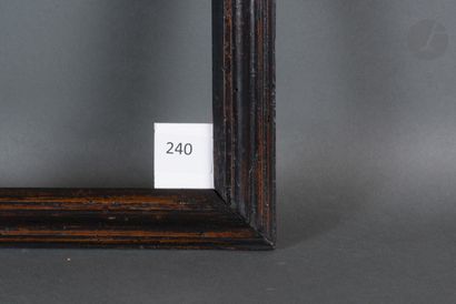 null Cadre à profil renversé en bois mouluré et noirci. XVIIIe siècle (piqué).
33,7 x 44,8 cm...