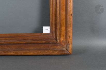 null Cadre à cassetta en peuplier mouluré.
Italie, XVIIe siècle (sans feuillure).
53,2 x 63,5 cm...