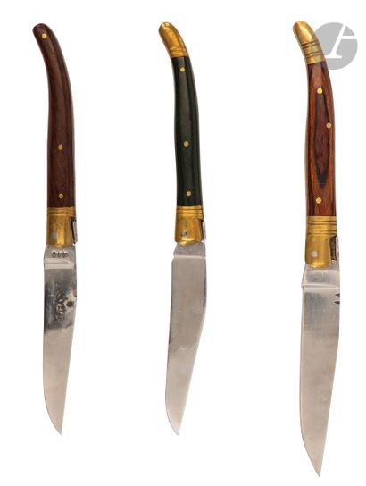 null Set of three folding pocket knives with notch including
:



- Light wood handle....