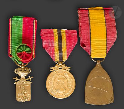 null Set of 3 medals : 


- King Albert commemorative medal 1914-1918 in bronze.


-...