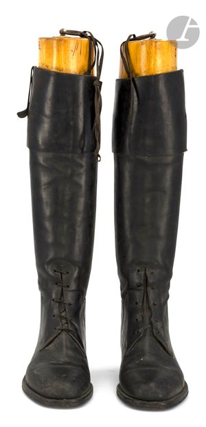 null Pair of boots to the squire. 


In black leather with three-part shape by MAXWELL...