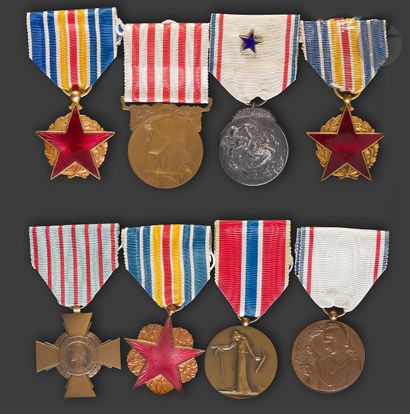 null France.


MEDAL OF THE WOUNDED 


Set including : 


- Three medals of the military...