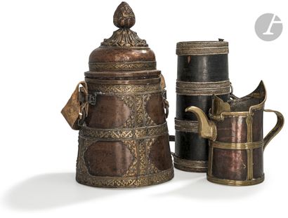 null Ensemble de trois objets, Tibet XIX-XXe siècle
- un pot à tsampa avec son couvercle...