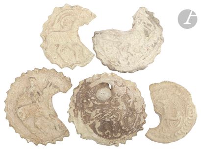 Lot de fragments d’appliques décorées en relief d’animaux. Perse, époque antique...