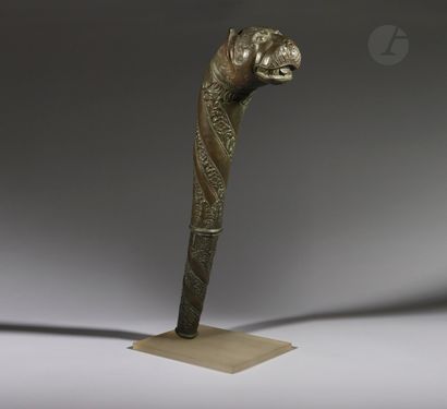 null *Masse de fonction soonta à tête de félin, Inde, XIXe siècle
En bronze, massue...