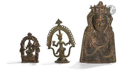 null Trois sujets divins en bronze, Inde, XVIIIe-XIXe siècle
- Masque processionnel...