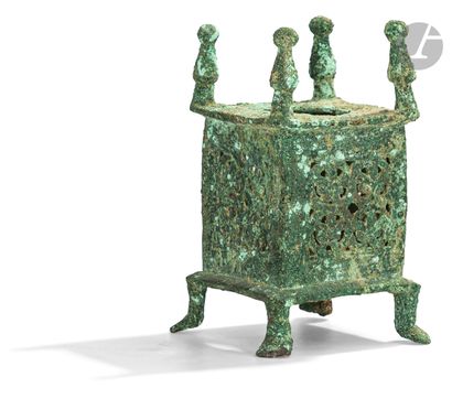 null Petit brasero ou brûle-parfum quadripode, Iran oriental, Xe-XIe siècle
En bronze,...