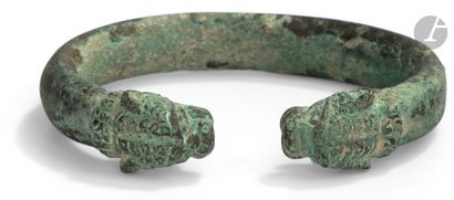 null Bracelet se terminant par deux têtes de panthères se faisant face, gueules ouvertes.
Bronze.
Louristan,...