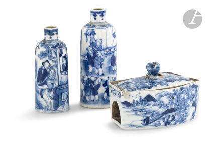 null *Deux tabatières et une boîte couverte en porcelaine bleu et blanc, Chine, XIXe...