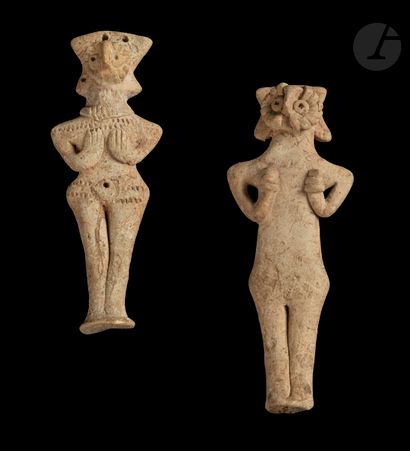 null Lot composed of two idols whose hands cover the chest.
Beige clay.
Syro-Hittite...