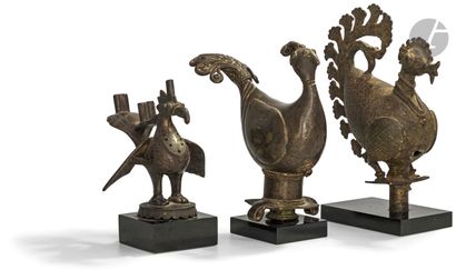 null Trois éléments de lampe à huile dipa aviformes en bronze, Inde, XVIIIe - XIXe...