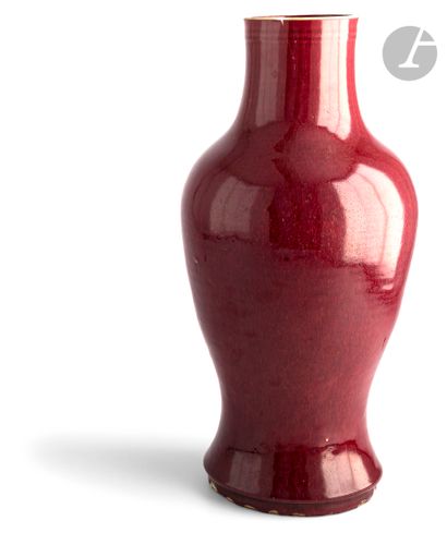 null *Vase de forme balustre en porcelaine émaillée sang de boeuf, Chine, XIXe siècle
Recouverte...