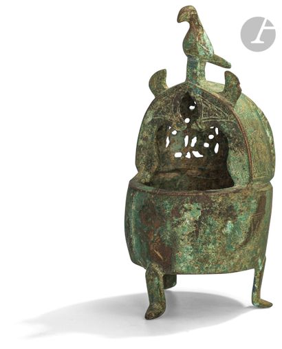 null Brûle-parfum en forme de demi-dôme, Iran oriental, Xe-XIIe siècle
En bronze,...