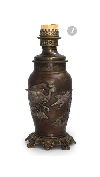 null *Vase en bronze monté en lampe, Japon, époque Meiji (1868-1912)
La panse incisée...