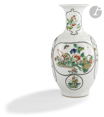 null Vase de forme balustre en porcelaine dans le style de la famille verte, Chine,...