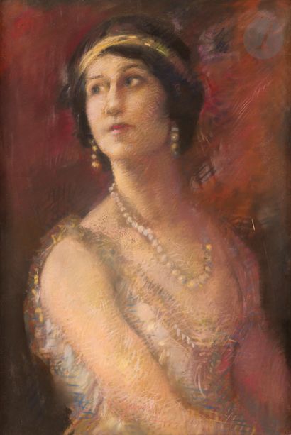  Henry de GROUX (1867-1930) Femme au collier de perles Pastel. Signé en pied. 74...
