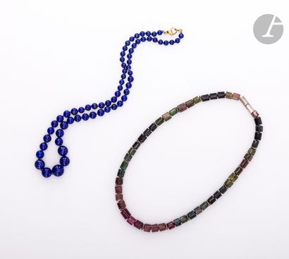 null Lot of two necklaces: one in balls of lapis lazuli in fall, the other in small...