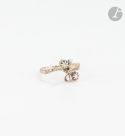 null Ring in 18K (750) gold, set with a knotted pattern of rose-cut diamonds. Finger...