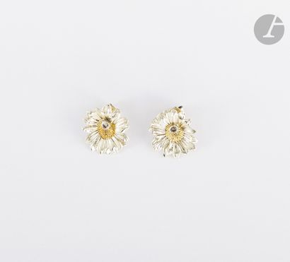 Pair of daisy earrings in 9K (375) gold,...