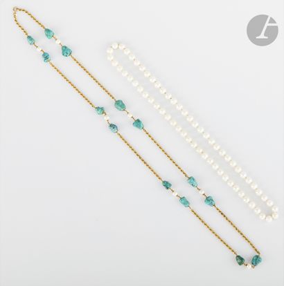 null Long collier en or 18K (750), orné de turquoises cabochons et de perles de culture....