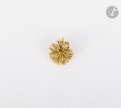 null 
Pendant-clip in gold 
14K (585) corded and smooth forming a stylized flower....