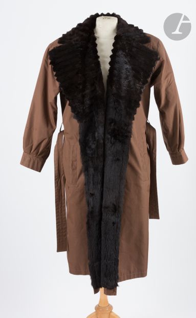 null Yves SAINT LAURENT Furs

Brown fur coat, brown shaved rabbit collar and interior,...