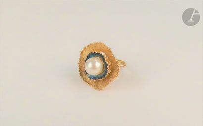 
JEAN ÉTÉ





Flower ring in 18K (750) gold,...