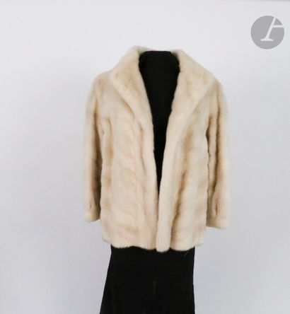 null Jacques DETOURBAY and Gérard de GRAAFF

Jacket in white mink, S.36 approx.