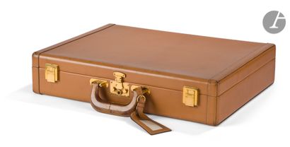 null HERMèS Paris Made in France

Attaché case en cuir marron clair (petites usures...