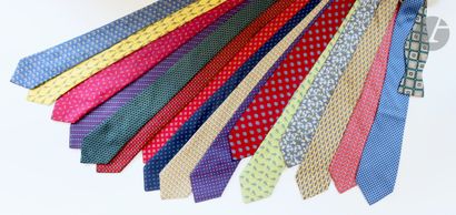null HERMÈS

16 silk ties, 1 bow tie. We join a tie CÉLINE. Good condition.