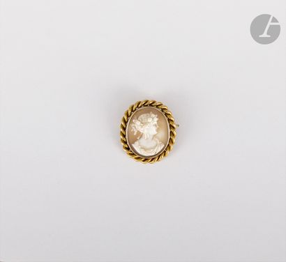 null 
Brooch in 
14K (585) gold, decorated with a cameo shell representing a young...