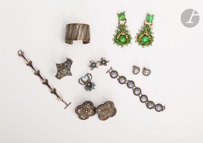 null Lot of jewelry and fancy accessories (bracelets, earrings, brooch).