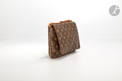null Louis VUITTON

Shoulder bag in Monogram canvas and natural leather. 

Size:...