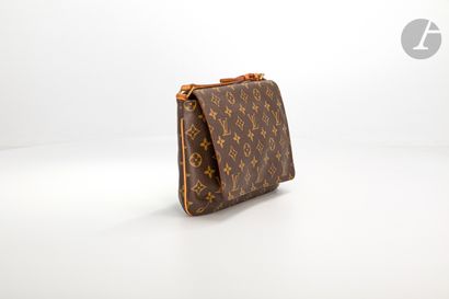 null Louis VUITTON

Sac bandoulière en toile Monogram et cuir naturel. 

Dim. : 26...