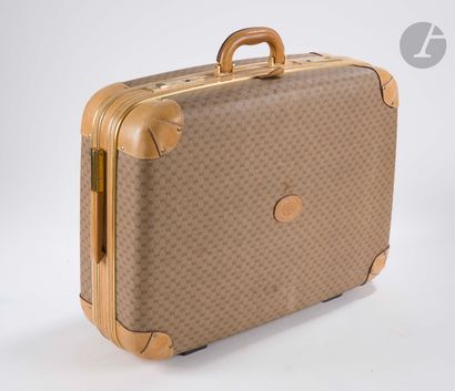 null GUCCI

Suitcase with wheels, signed, natural leather borders, bell and two keys.

Size:...