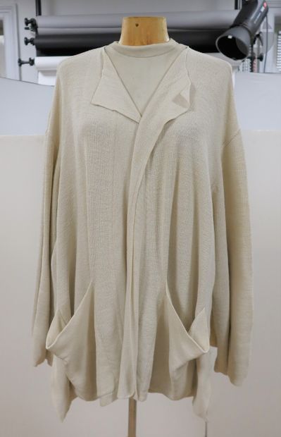null ALAÏA

White cotton jacket with four pockets (small threads drawn on the collar),...