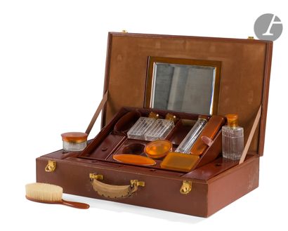 null Anonymous

Brown grained leather toiletry set with removable tray (very slight...