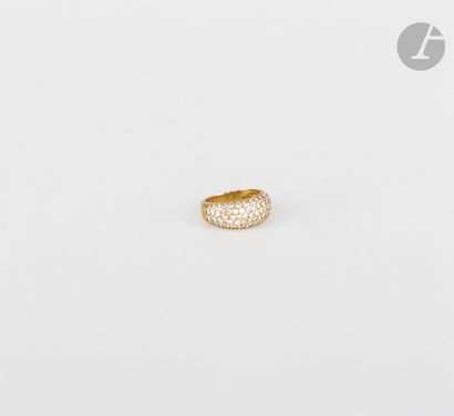 Band ring in 18K (750) gold, paved with round...