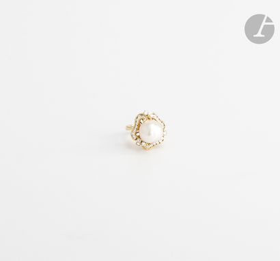  Bague en or 14K (585), ornée d'une perle de culture baroque entourée de diamants...