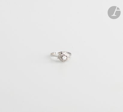 null Bague en or gris 18K (750), sertie d'un diamant rond de taille brillant et de...