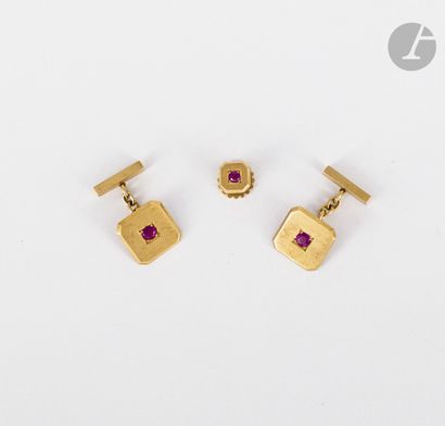 null Pair of cufflinks in 18K (750) gold and synthetic rubies. Gross weight: 12.8...