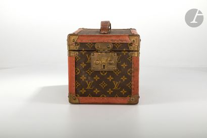 null Louis VUITTON

Vanity box with bottles in Monogram canvas, lozined borders,...