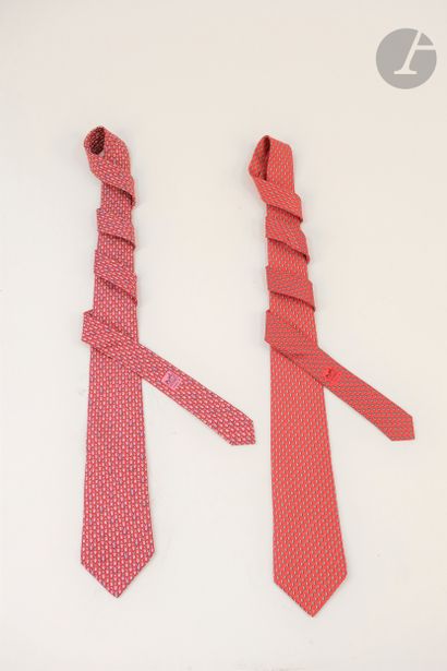 HERMÈS 
2 cravates en soie fond rouge, l'une...