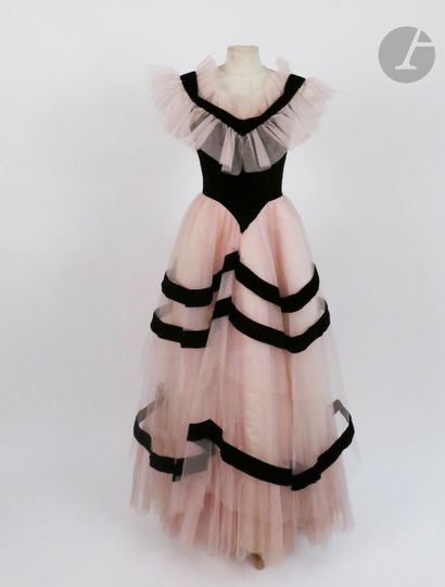 null Loris AZZARO

Powder pink tulle and black velvet dress, S. 42.
