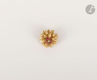 null 14K (585) gold foliage brooch, decorated with round rubies and a round brilliant-cut...