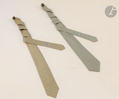 HERMÈS. 
2 cravates en soie fond vert, l'une...
